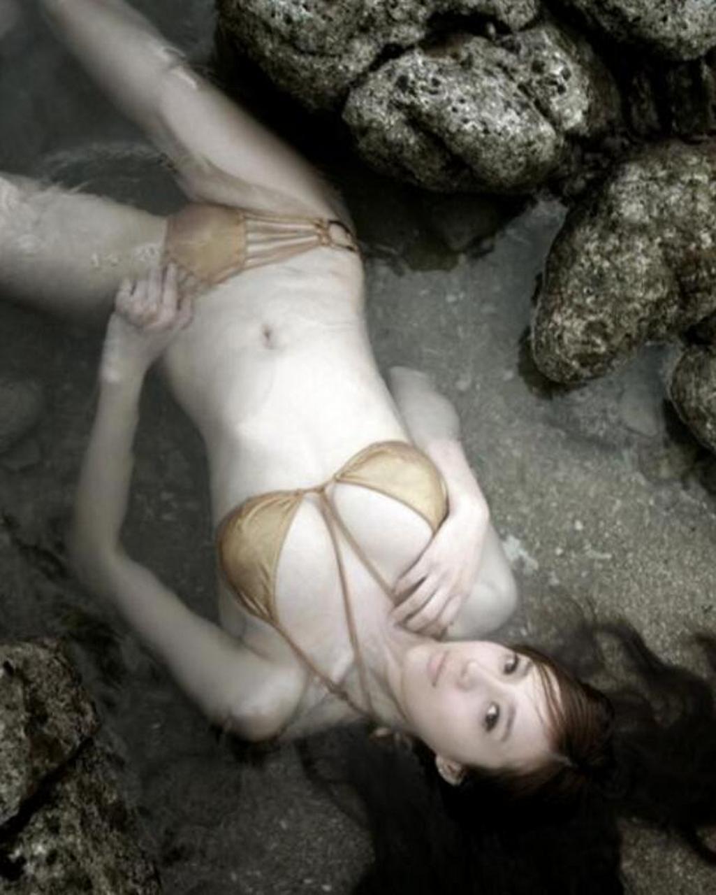 周韦彤海中比基尼写真,犹如一条美人鱼,真想在家养一条