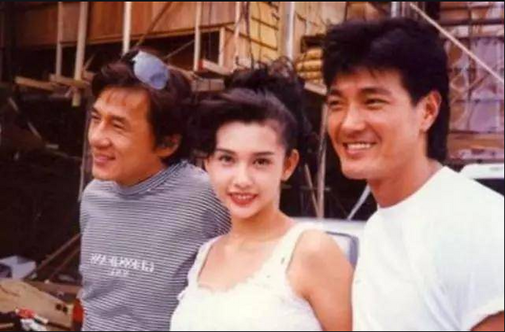 年轻真好,邱淑贞和成龙的合照,帅气漂亮,你喜欢他们吗?