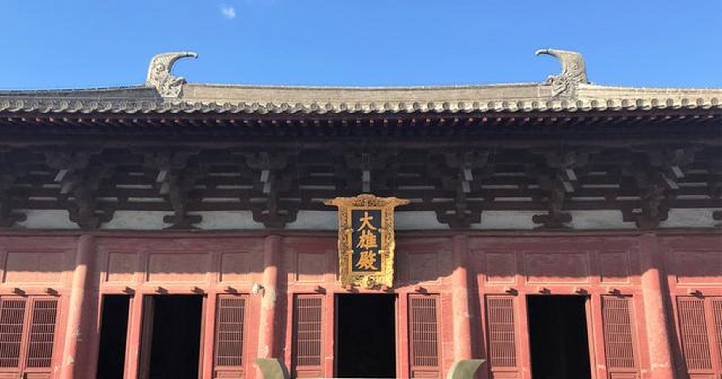 走进殿门,首先映入眼帘的便是大殿内的七尊大佛,它们通常高达九米.