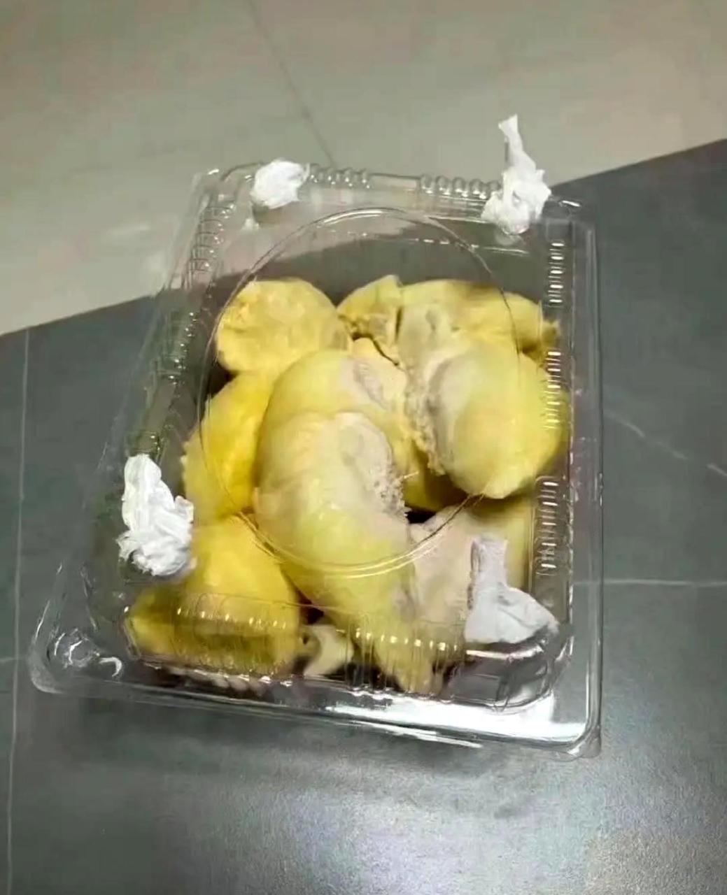 从外卖员的表情可以看出,他对榴莲这种味道非常反感.