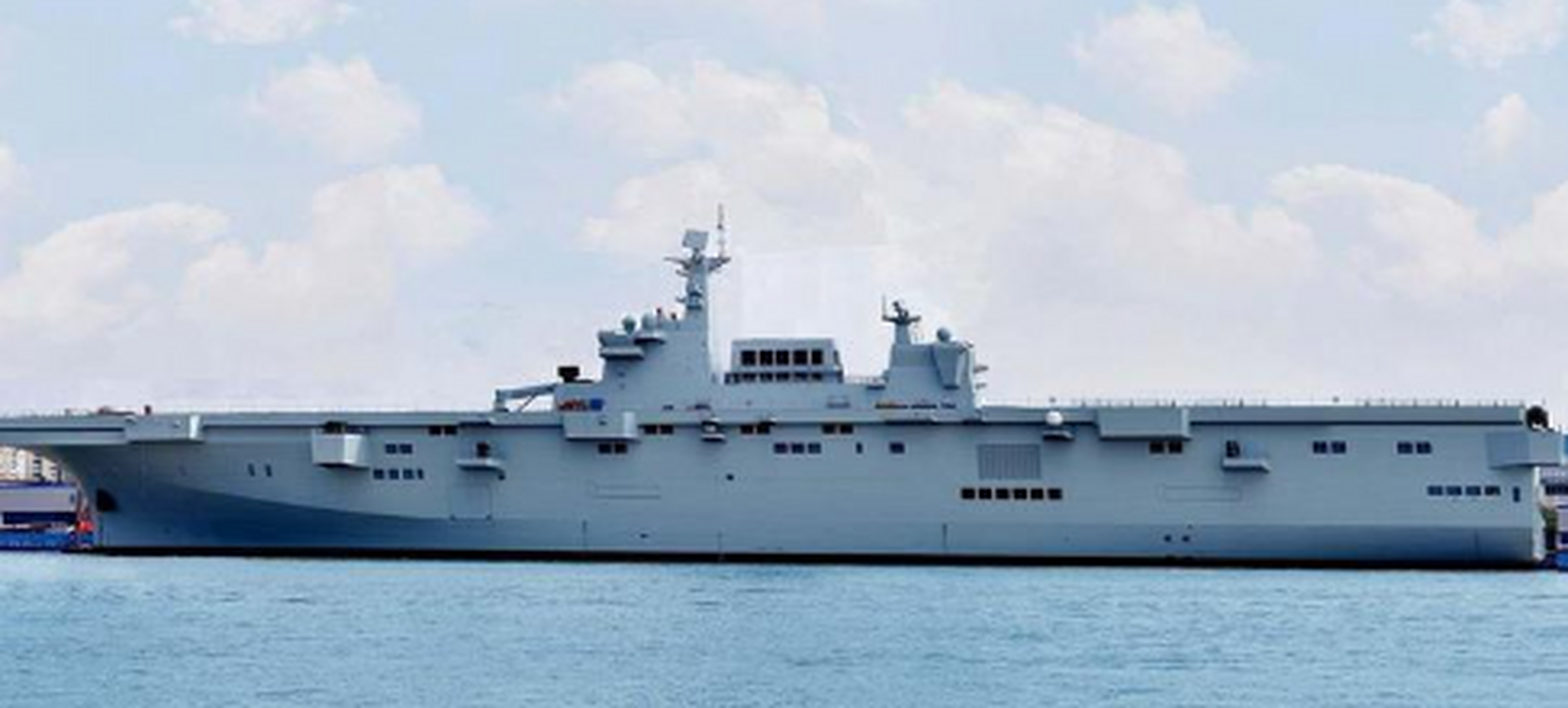 075两栖攻击舰与福建舰同框就明白了 首先,在船坞登陆舰的发展上,中国