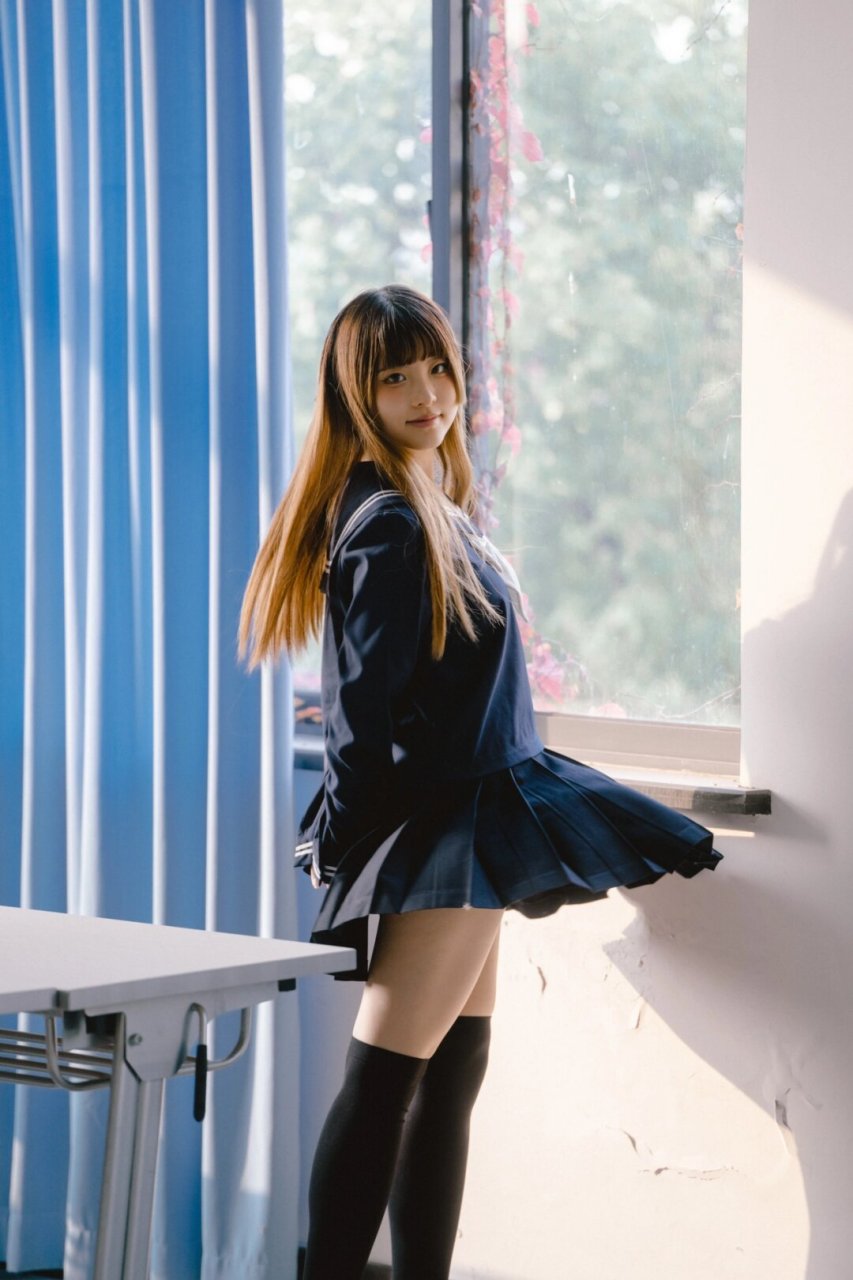 身着jk制服的女孩,在书页间留下倩影,定格了时光的瞬间