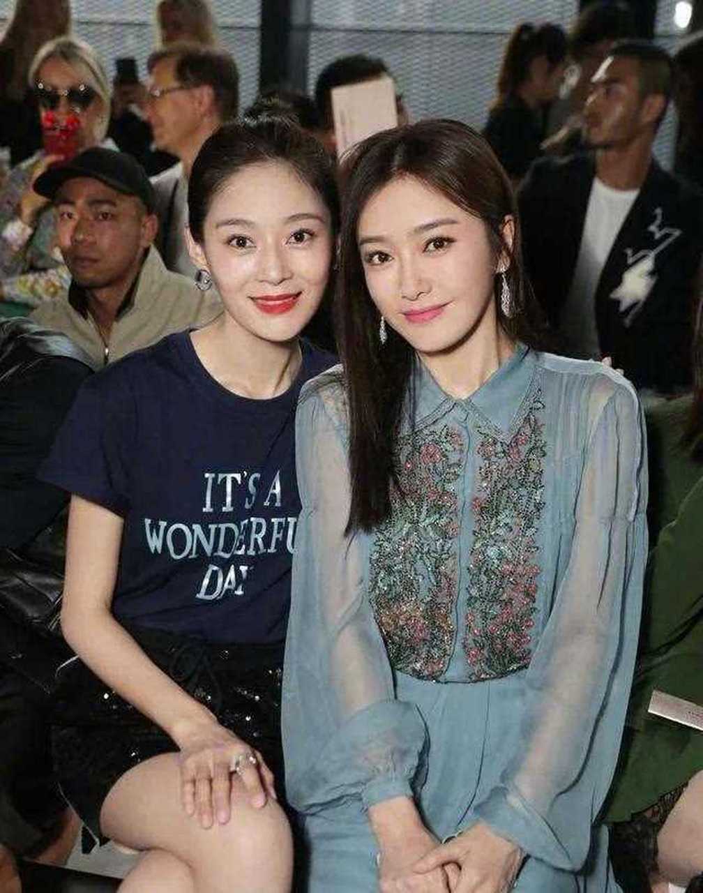 哇,这俩好可爱啊,应采儿阳光开朗洒脱又喜庆,秦岚甜美又乖巧!