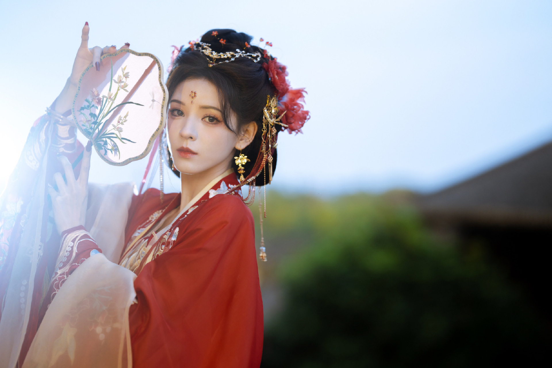 张予曦的一组古装美照曝光,她身穿红衣佩戴红花妆容精致,手捧花束娇艳