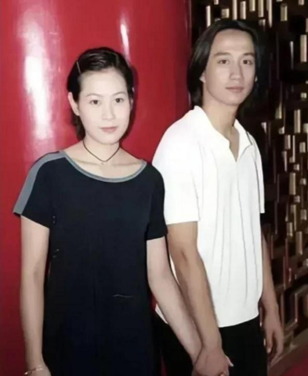 十几年前,黄磊和刘若英拍了一张手牵手的照片.
