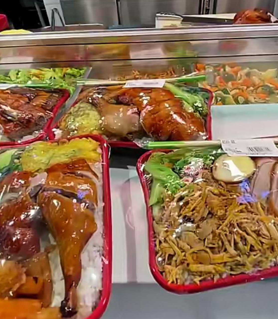 超市的盒饭还是蛮好的,这样的看着蛮有食欲的