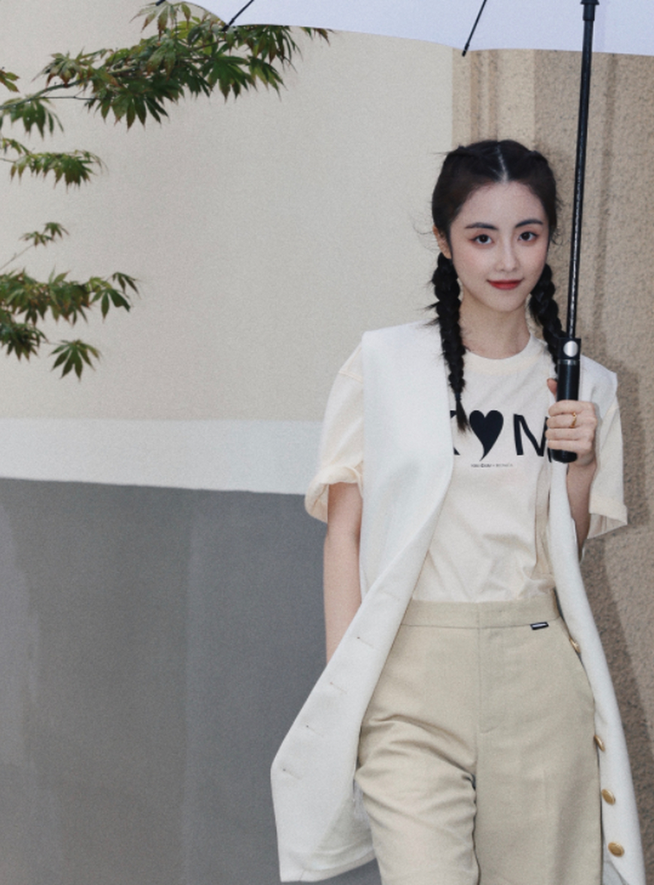 甜美可爱气质的深圳女孩章乐韵,宛如人间天使!