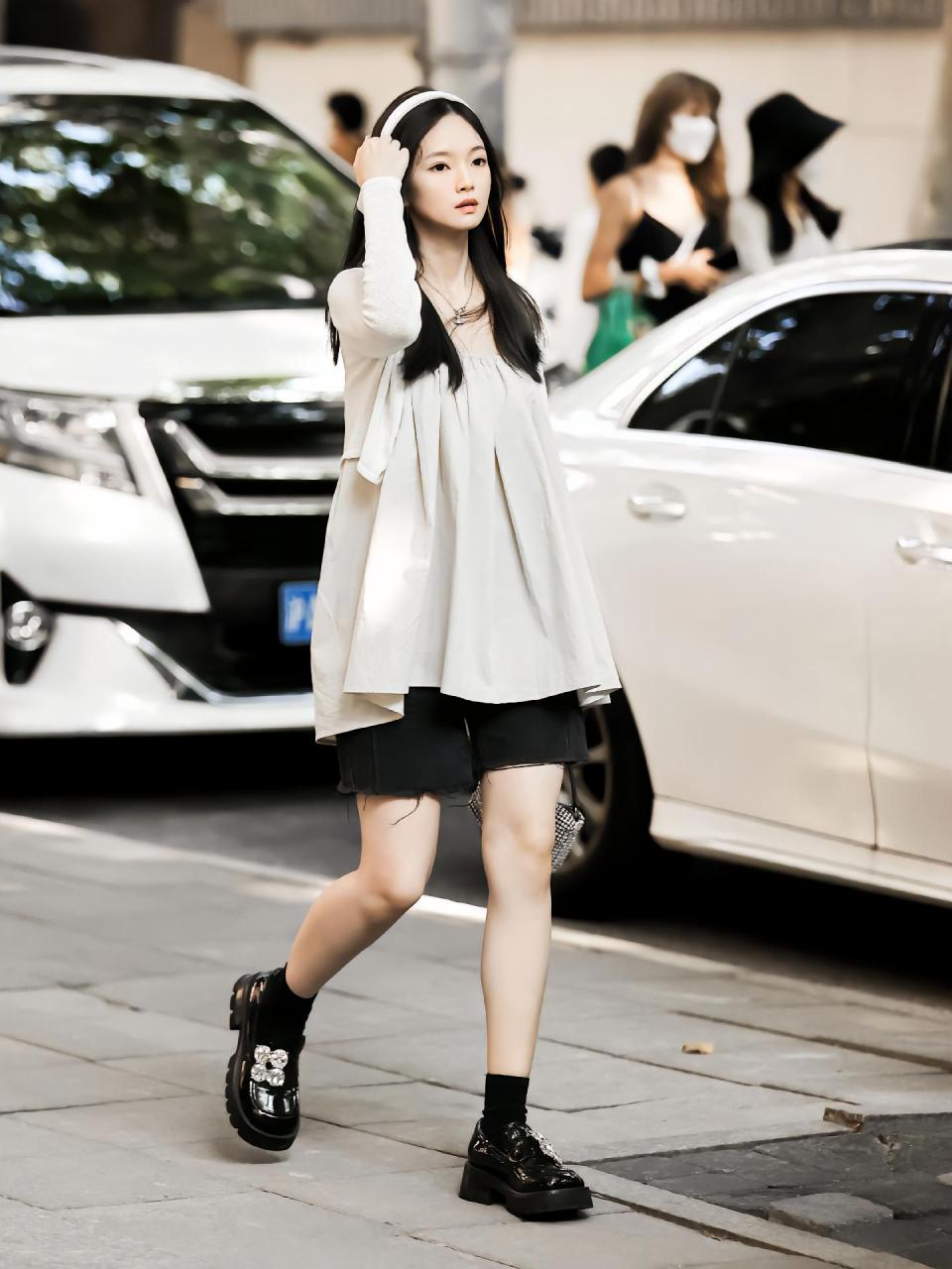 短裤搭配 黑皮鞋的美!#日常穿搭# #穿搭# #街拍艺术