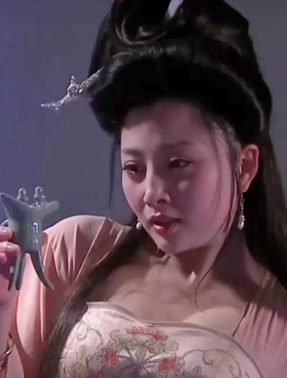 殷桃在电视剧里,喝醉酒后的样子,风情万种,太美了.