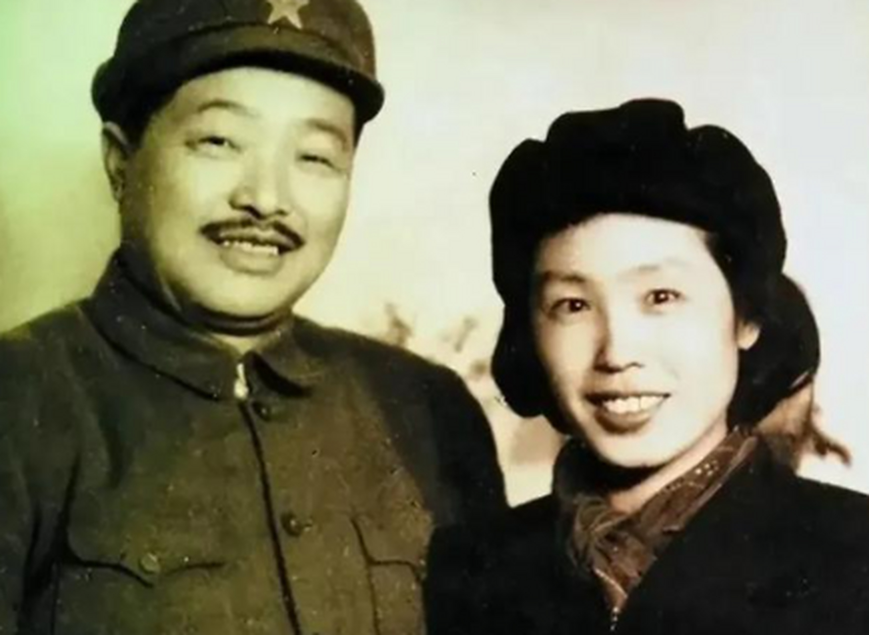 解放初期贺龙与妻子薛明在陕北延安的珍贵合影.