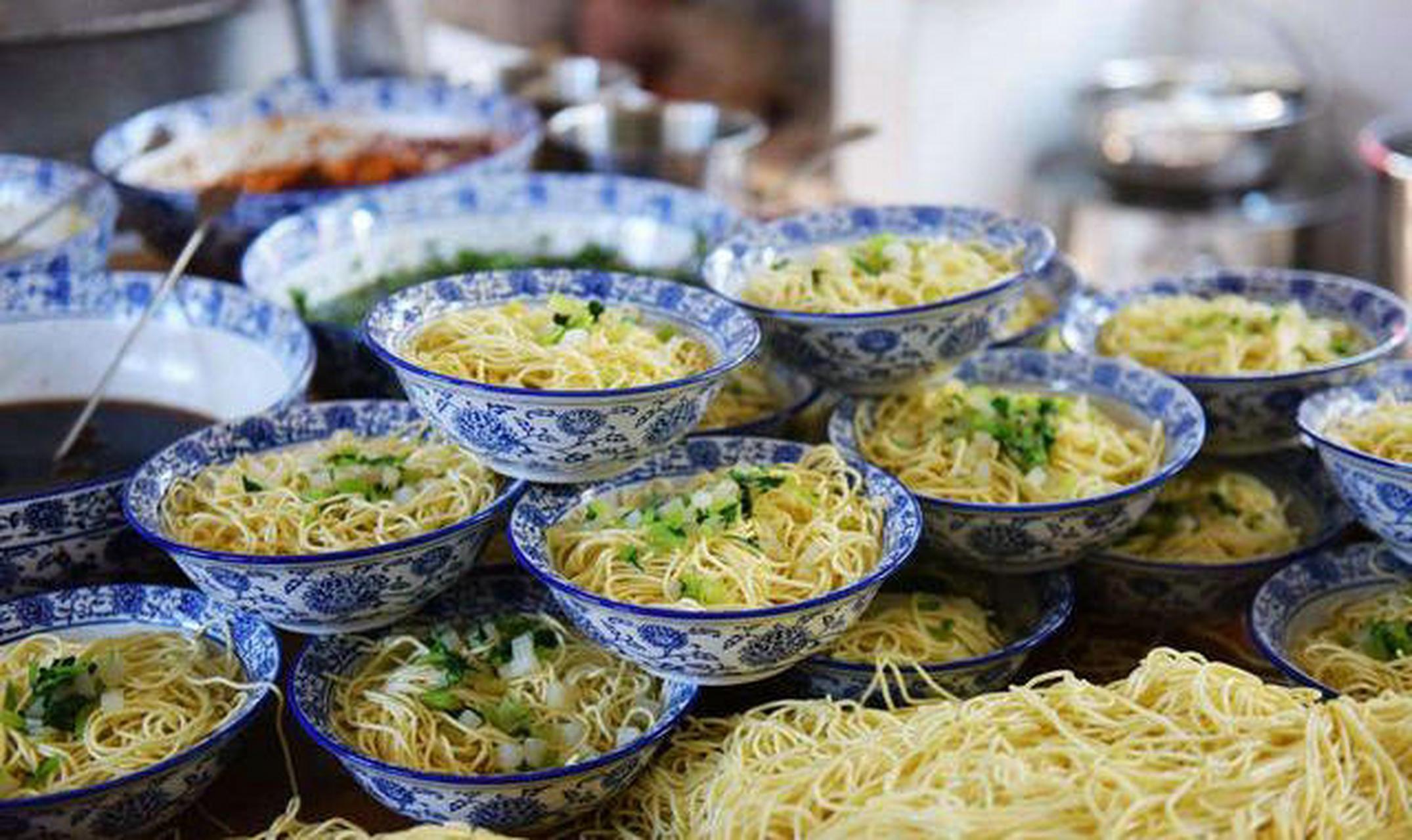 在青海,抓面是当地一种常见的特色美食,抓面一般是抓着吃的面,一般抓