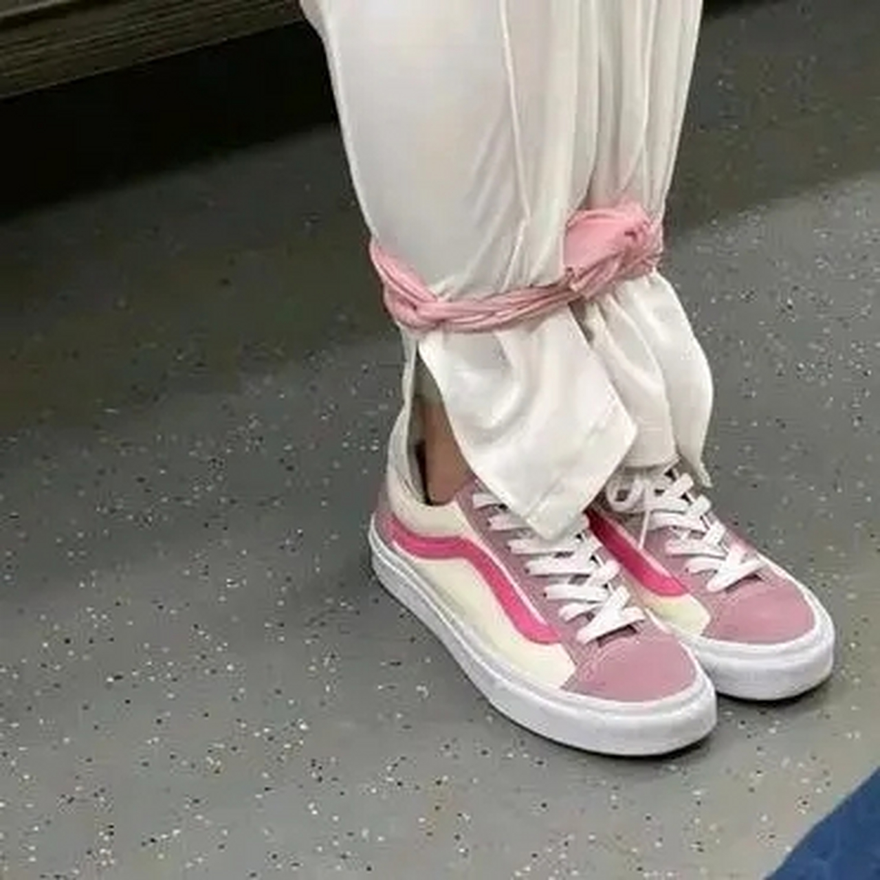 当你在地铁上看到绑脚意味着什么?