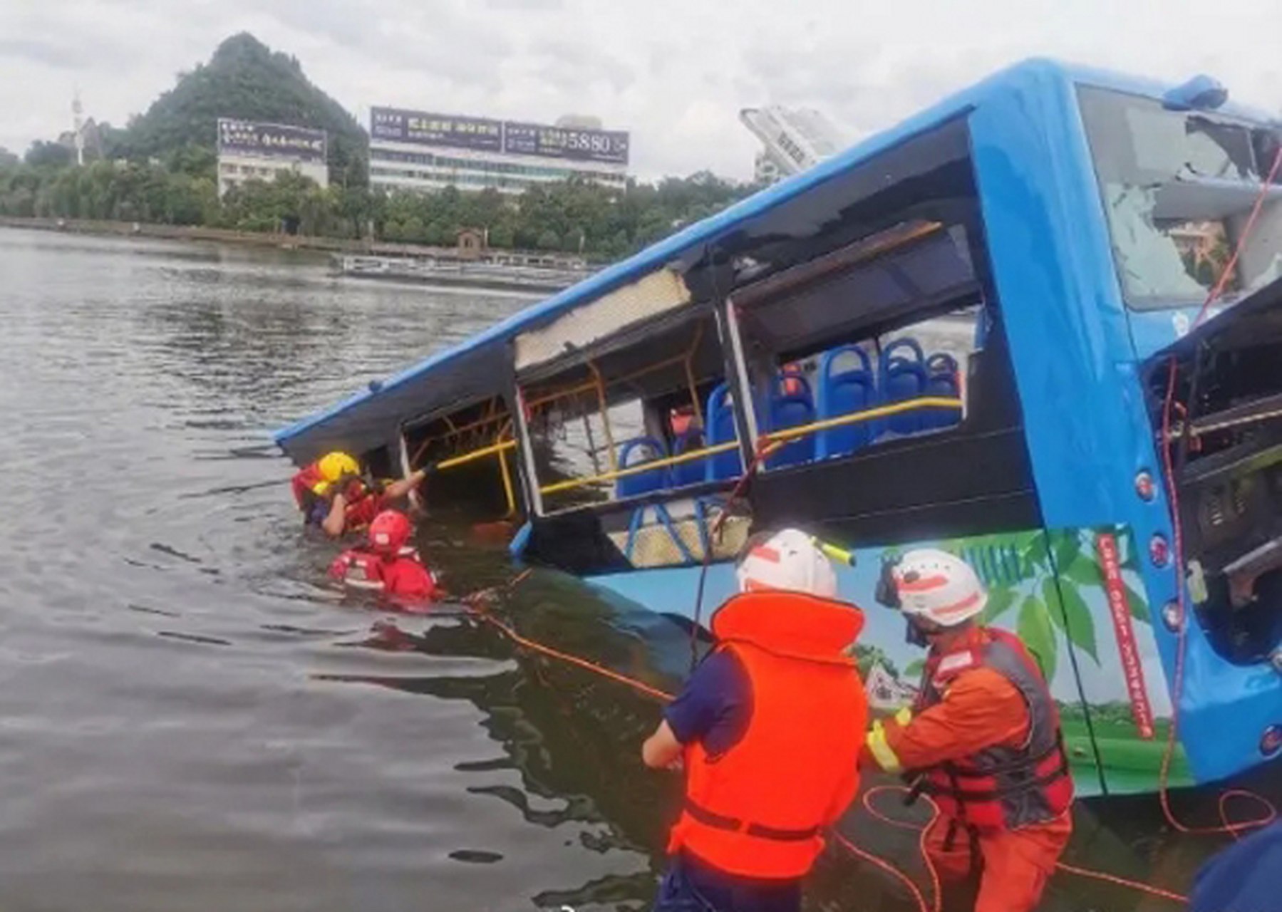安顺公交车坠湖疑点重重# #贵州公交坠湖已致21人死亡#  安顺市一辆