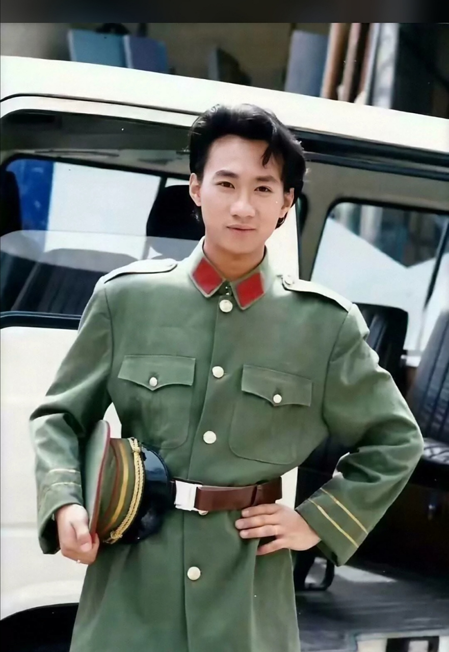 黄家驹年轻时的外貌和笑容总是能吸引人的眼球.