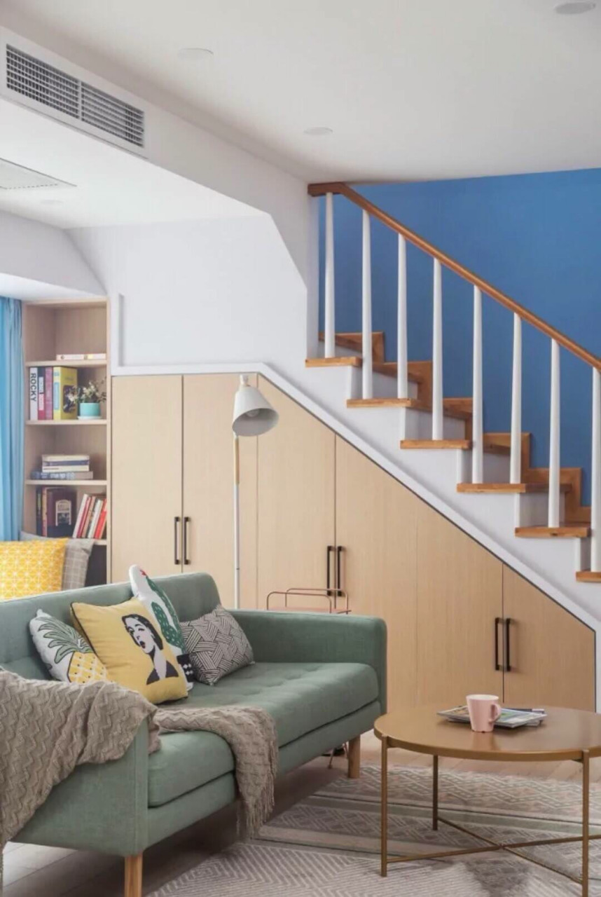 大家看看下面几款很有特殊的楼梯搭配柜子的做法,这种颜值和实用都不