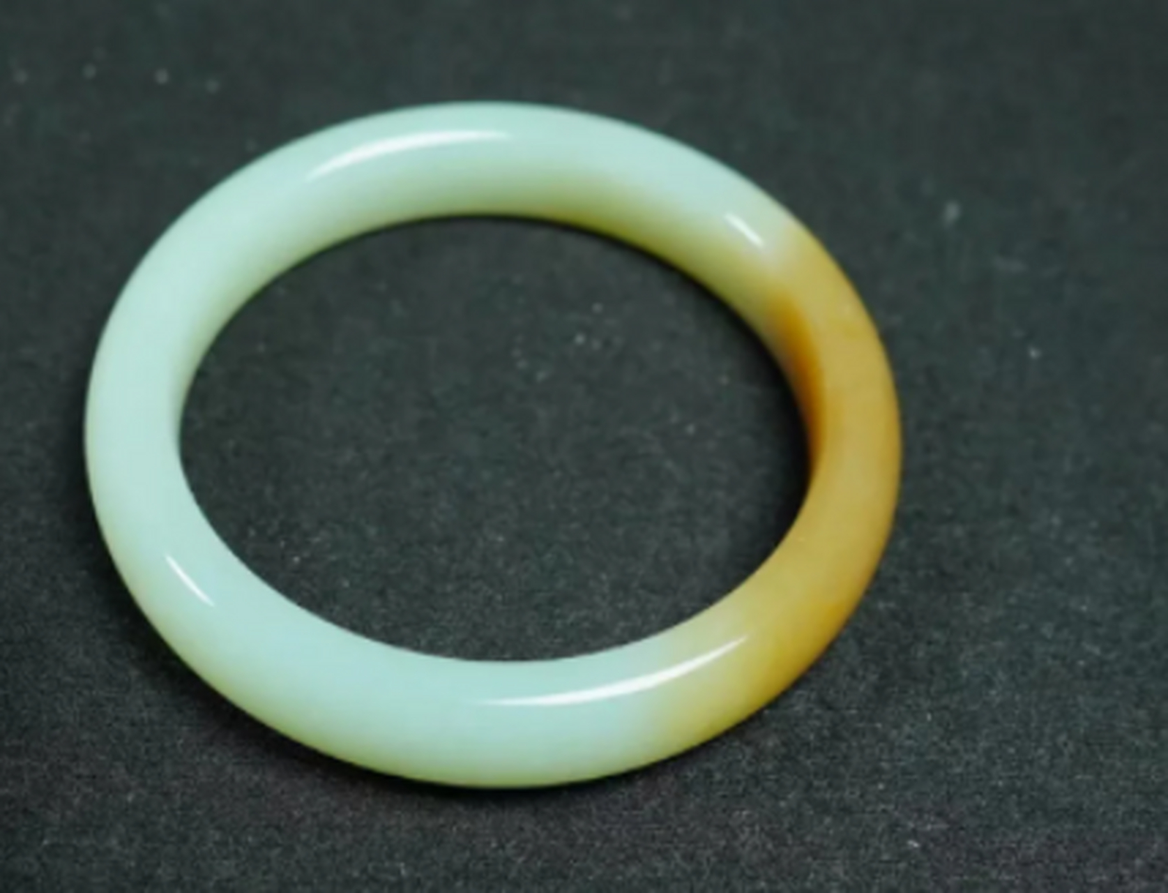 点击头像看直播##和田玉#新疆和田玉且末糖青白手镯 细度 纯净度