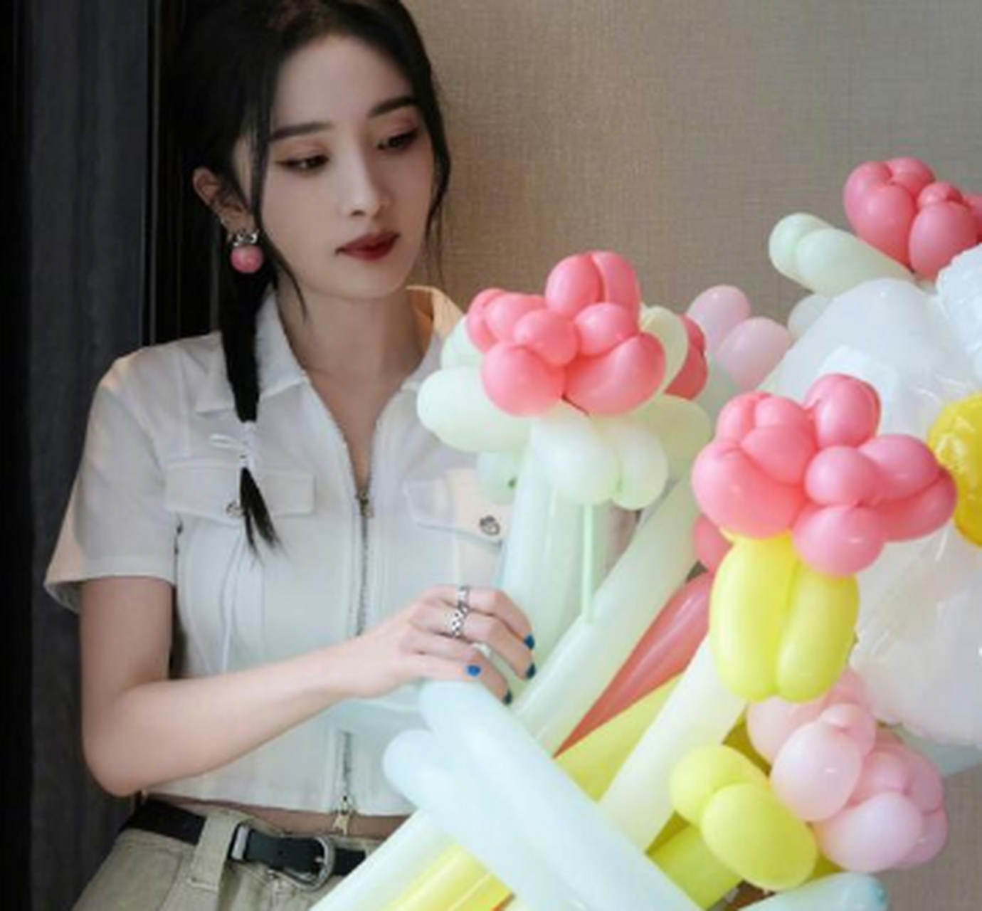 杨幂孩子都九岁,自己怎么还是那么年轻[大哭]