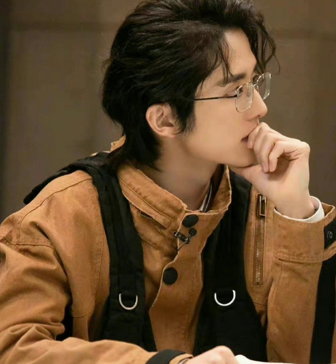 张新成撩头发的这个动作太有韵味了,明明是这么帅气的一个人,加上这个