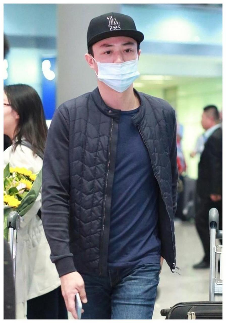 霍建华有中年人的自觉,穿羽绒服配牛仔裤,看袜子就知道穿得多厚