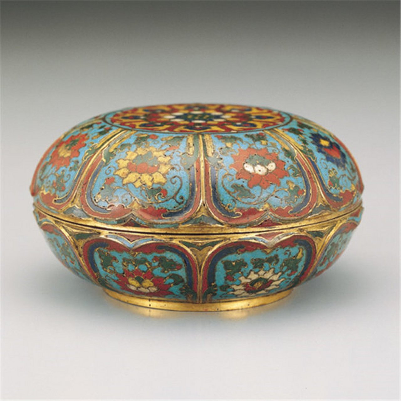 #文物# 这是一组明代的珐琅器.珐琅器是以珐琅为材料装饰而制成的器物