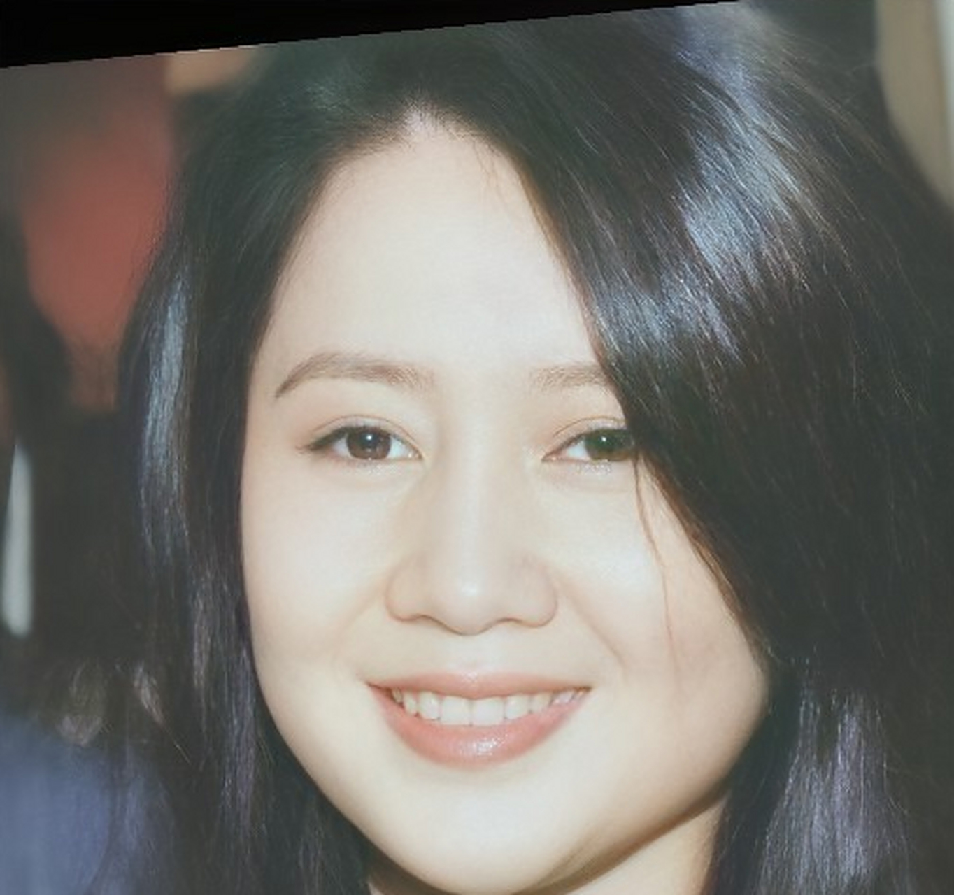 梁安琪年轻时真漂亮,一头长发穿小黑裙气质出众又优雅,站在老公身边