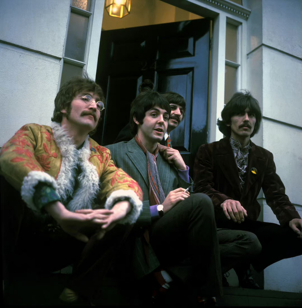 约翰列侬穿着中式棉袄的一张披头士合照