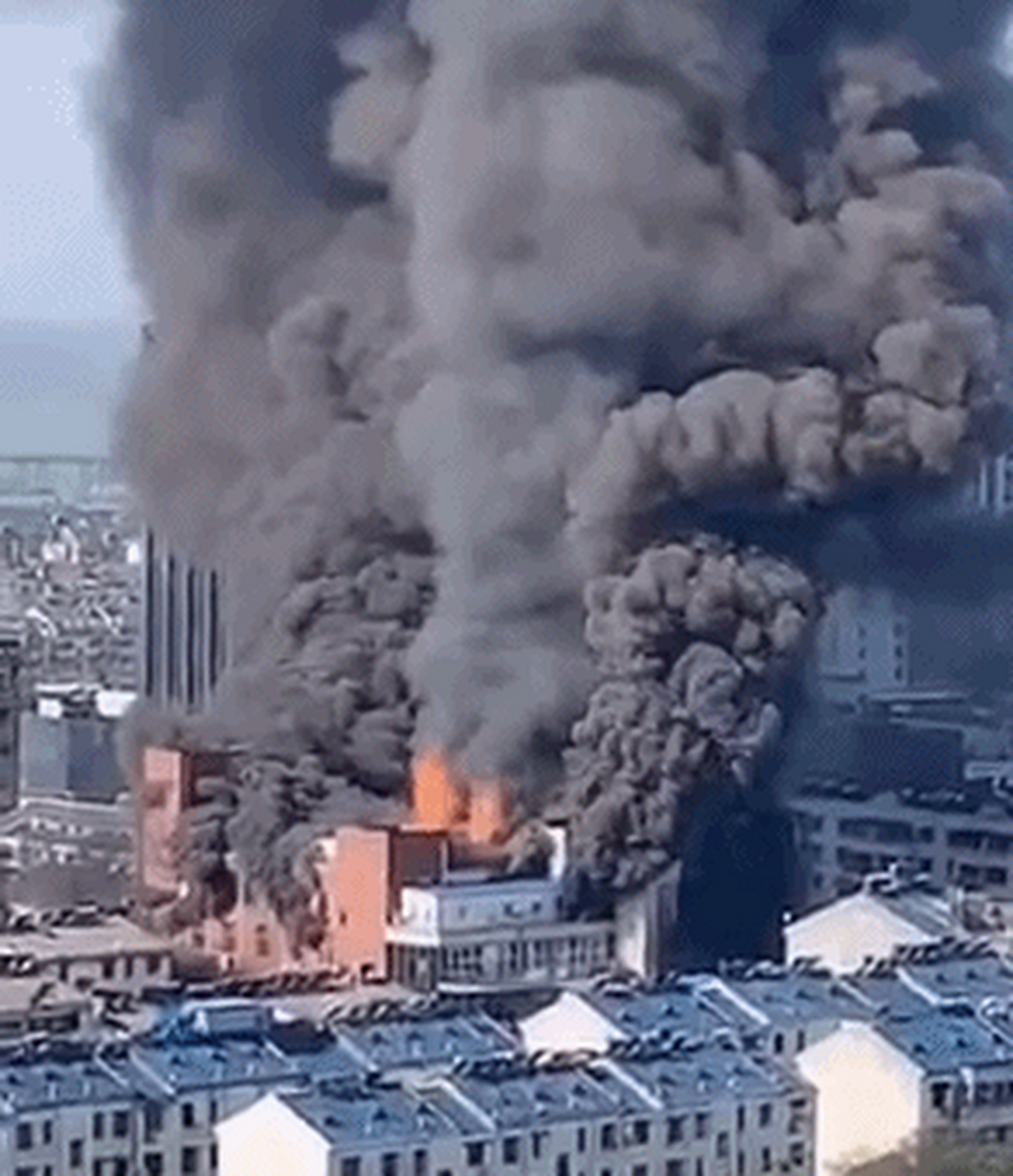 商场突发火灾,4人死亡】  4月6日上午,安徽池州主城区东街口铜锣湾