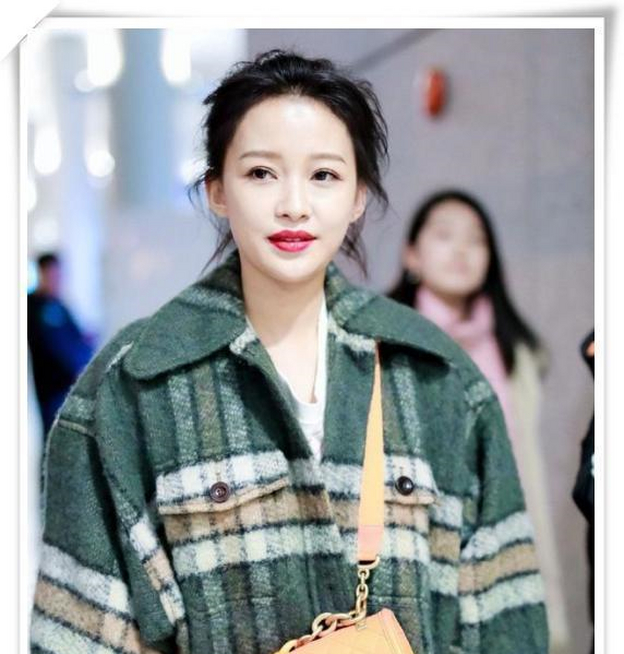 看来孙怡真的不太适合这个没有刘海还扎丸子头的造型啊,露出额头的她