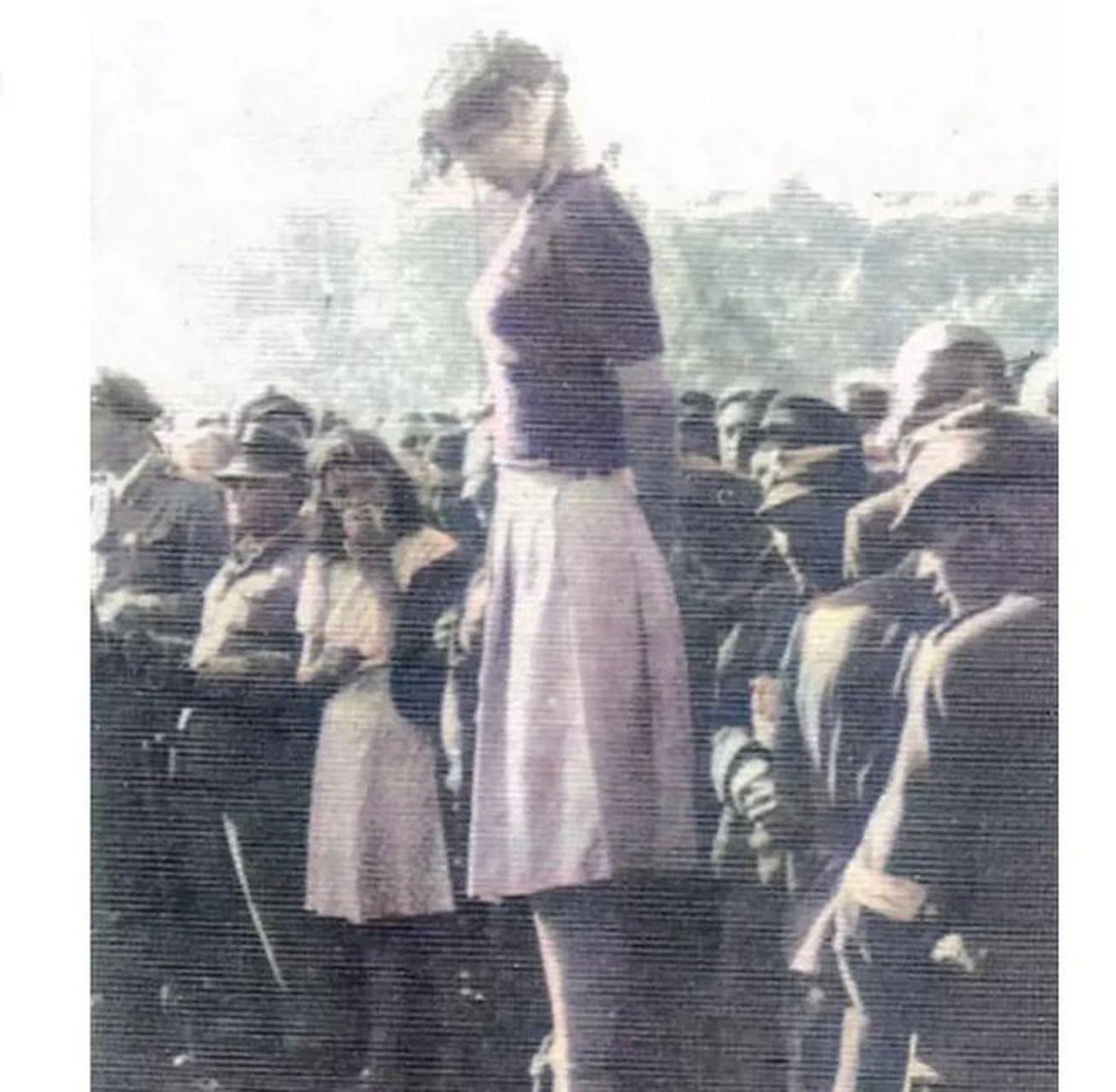 1945年,一名女纳粹被判处绞刑,在周围站满围观者的注视下,被吊起的