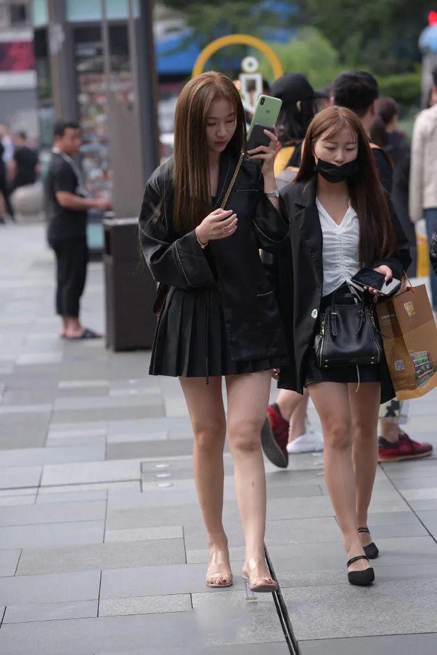 穿黑色外套搭配百褶裙透明高跟鞋秀美腿玉足的时尚气质小姐姐