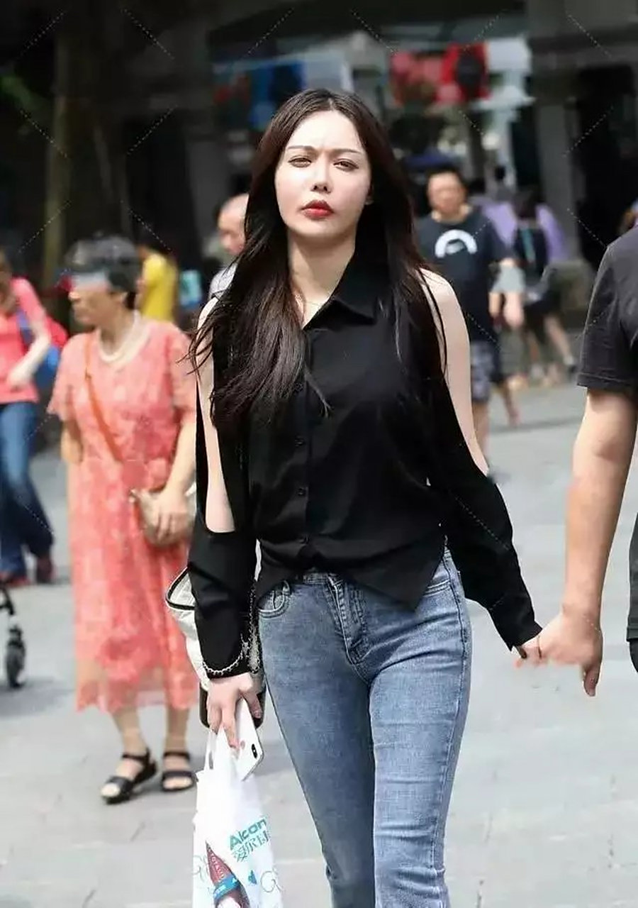 风风韵韵的美女,一件黑色上衣配黑色牛仔裤,女人味尽情绽放