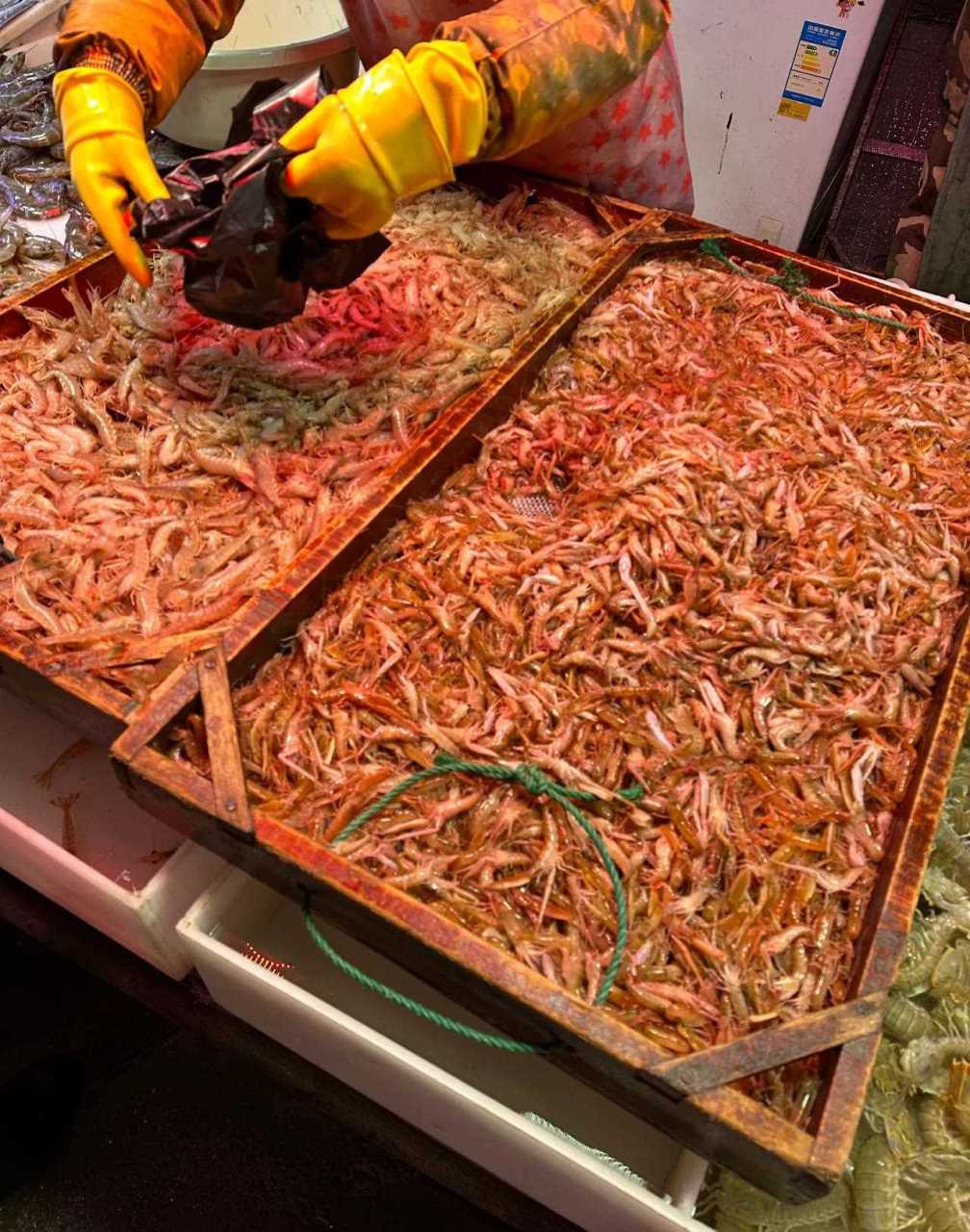 桃源市场嘎巴虾和灯笼红特别新鲜,活蹦乱跳的,品相完美.