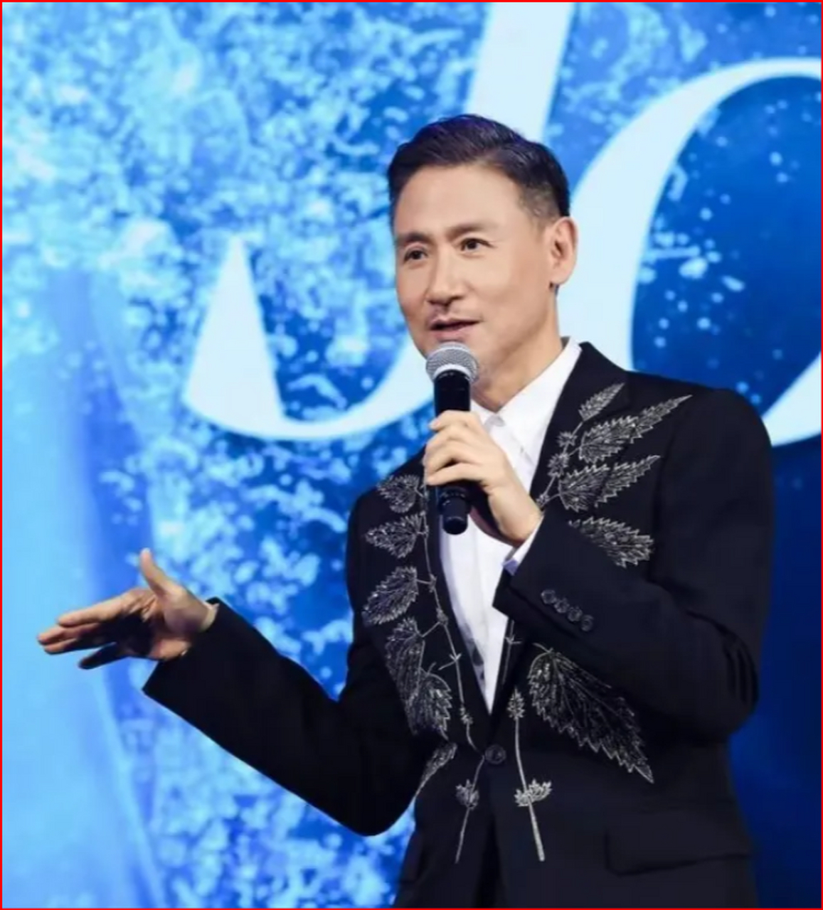 62岁张学友开演唱会突然头晕跌坐在地,整个过程中话筒没离开嘴,工作