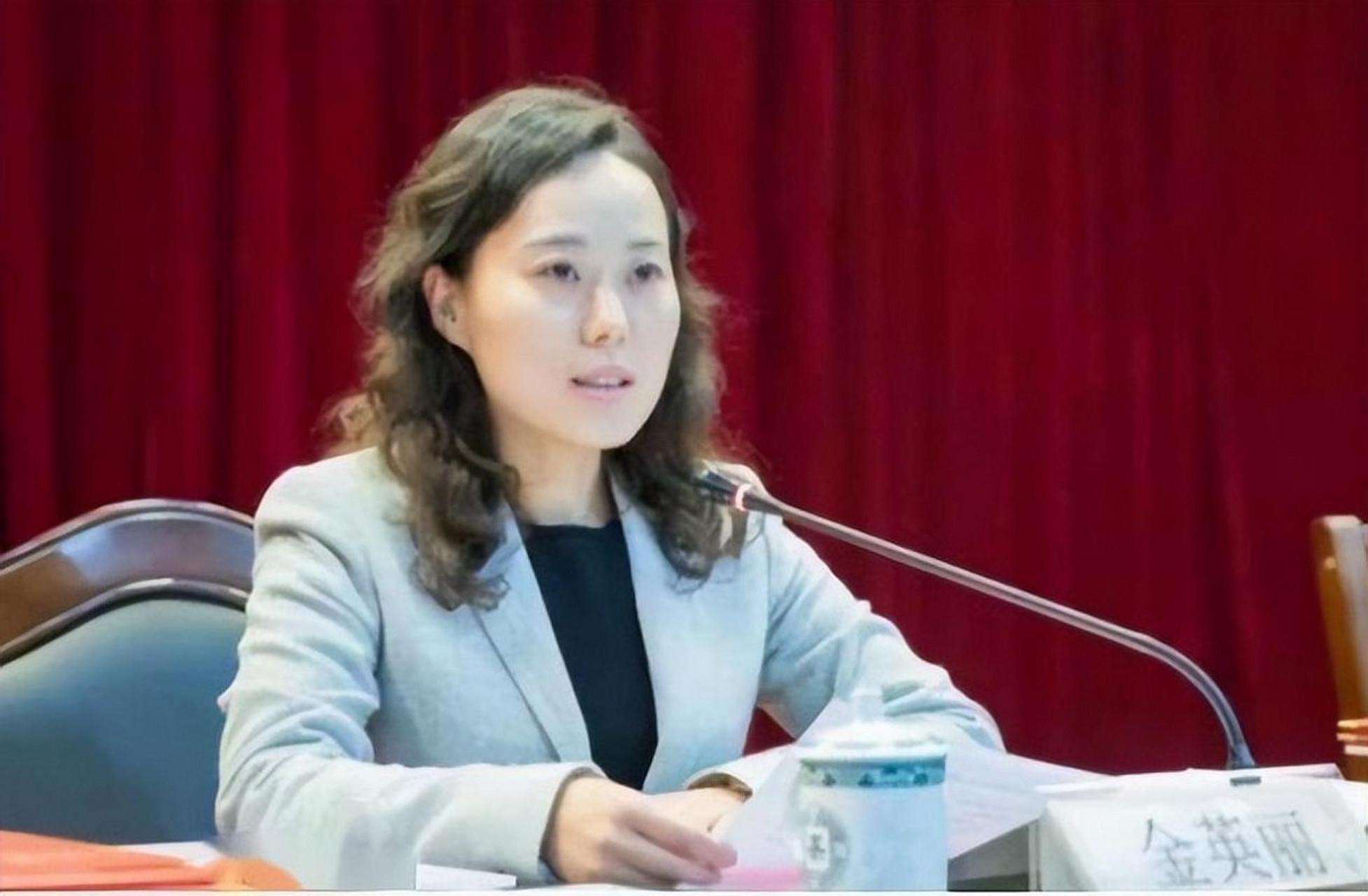 "上海80后美女官员金英丽敛财五百万被抓后喊道.