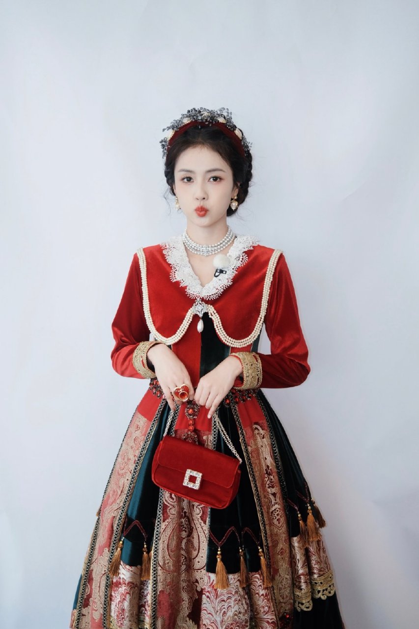 白鹿奔跑吧红色公主造型白鹿这个红色宫廷风的妆造真的不是公主嘛!