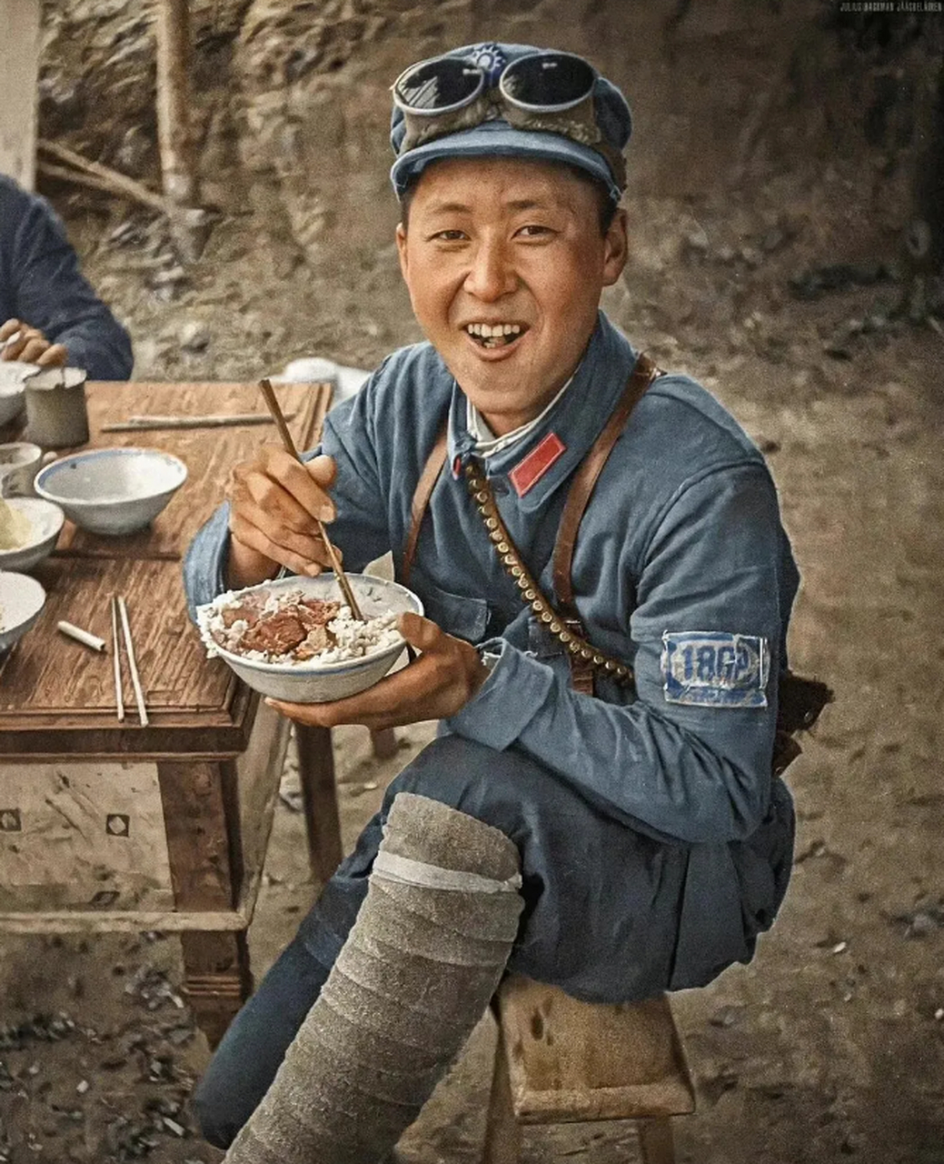 历史老照片: 抗日战争期间,一位正在吃饭的八路军同志.