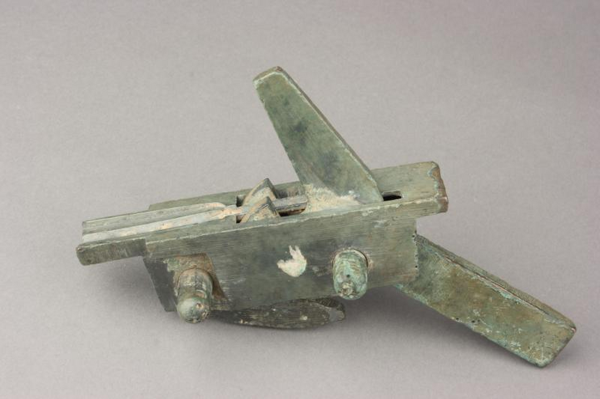 汉代的弩不仅是当时军工技术的高水平浓缩,同时也是精美的艺术品.