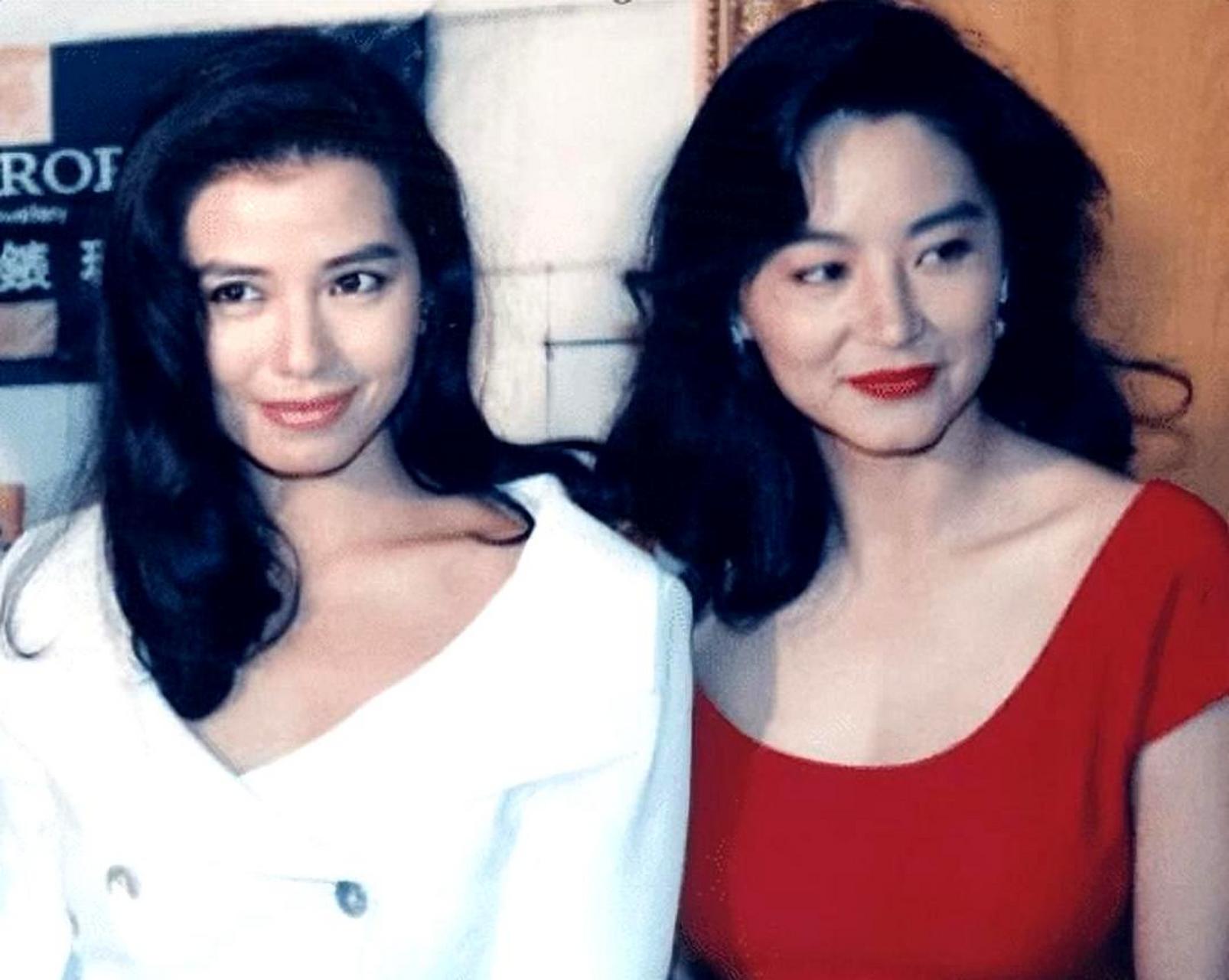 或许可以这样表达:通过观察钟楚红和林青霞的合照,我们或许能够判断她