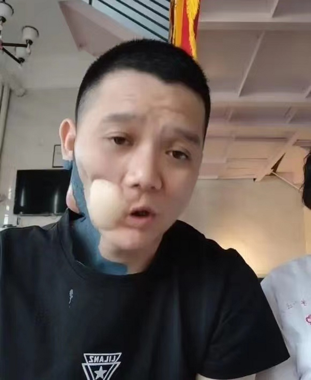 【36岁歌手爱嚼槟榔,患口腔癌病逝】  近日歌手傅松因为口腔癌遗憾