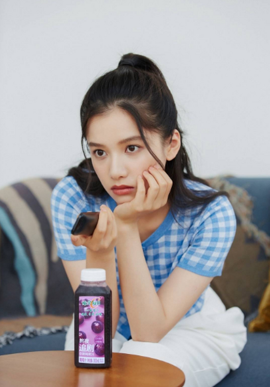 张婧仪,一位年轻的女演员,近日在拍戏前无所事事地发呆,这一幕被镜头