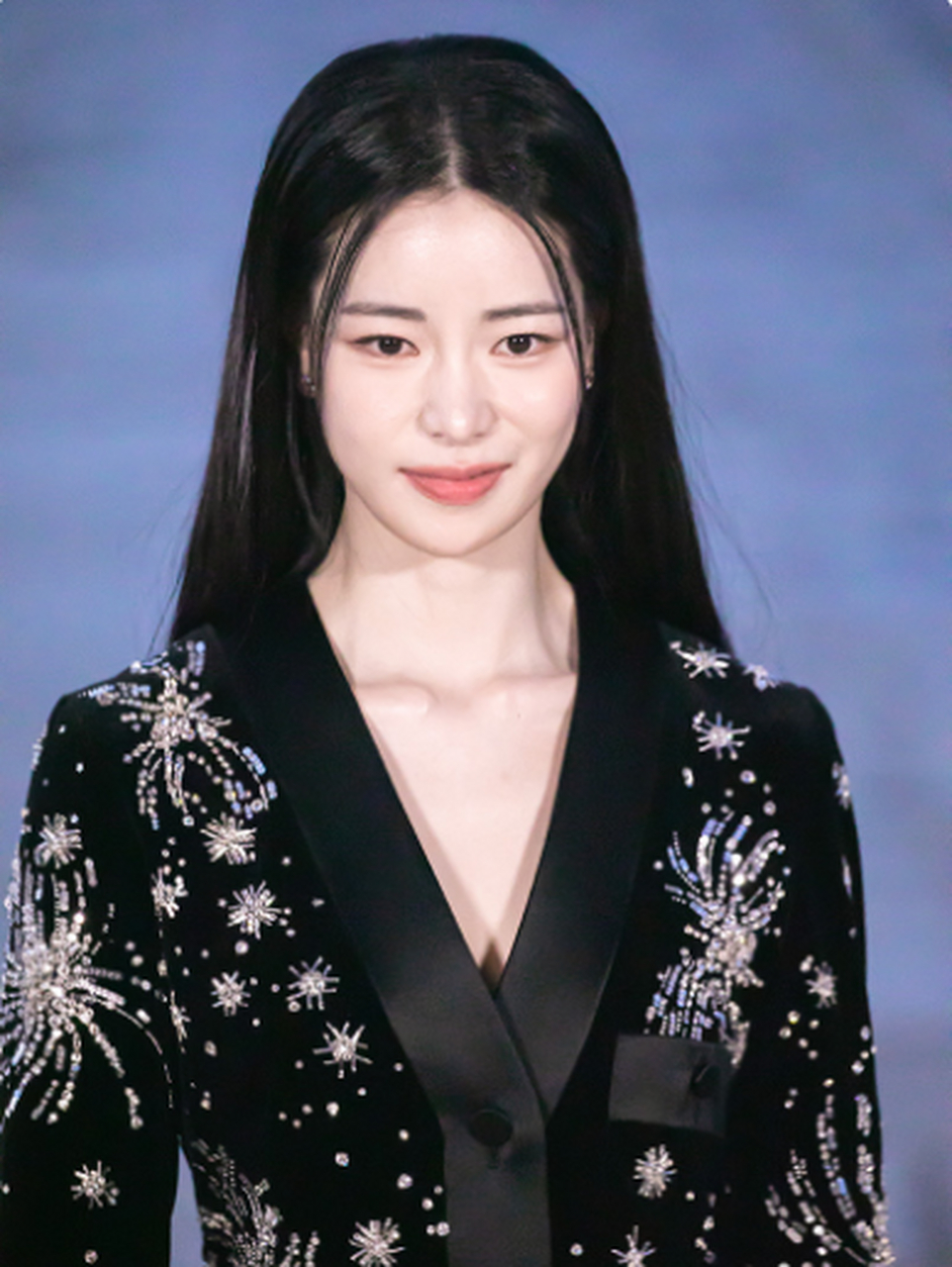 韩国女星林智妍近日出席了gucci 2024早春首尔大秀,以高贵典雅的造型