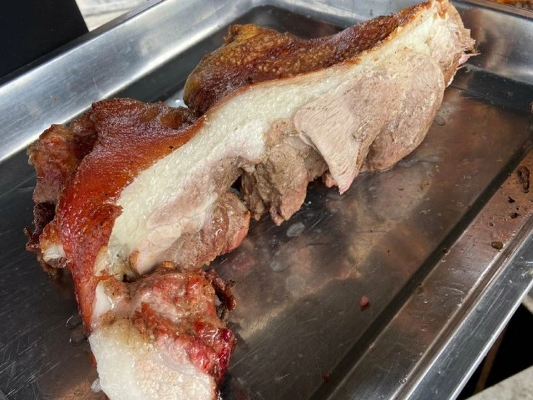 黄家烤肉有两种,瘦肉和五花肉,五花肉肥而不腻,猪皮香脆可口.