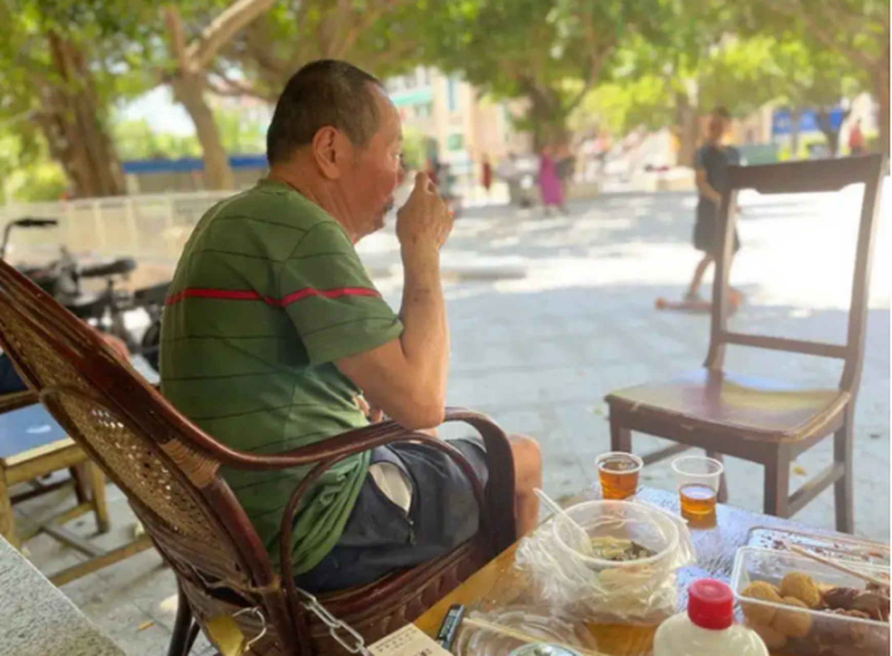 大裤衩凉拖鞋,配无名小酒,看似普通却尽显高级  前段时间去广东亲戚家