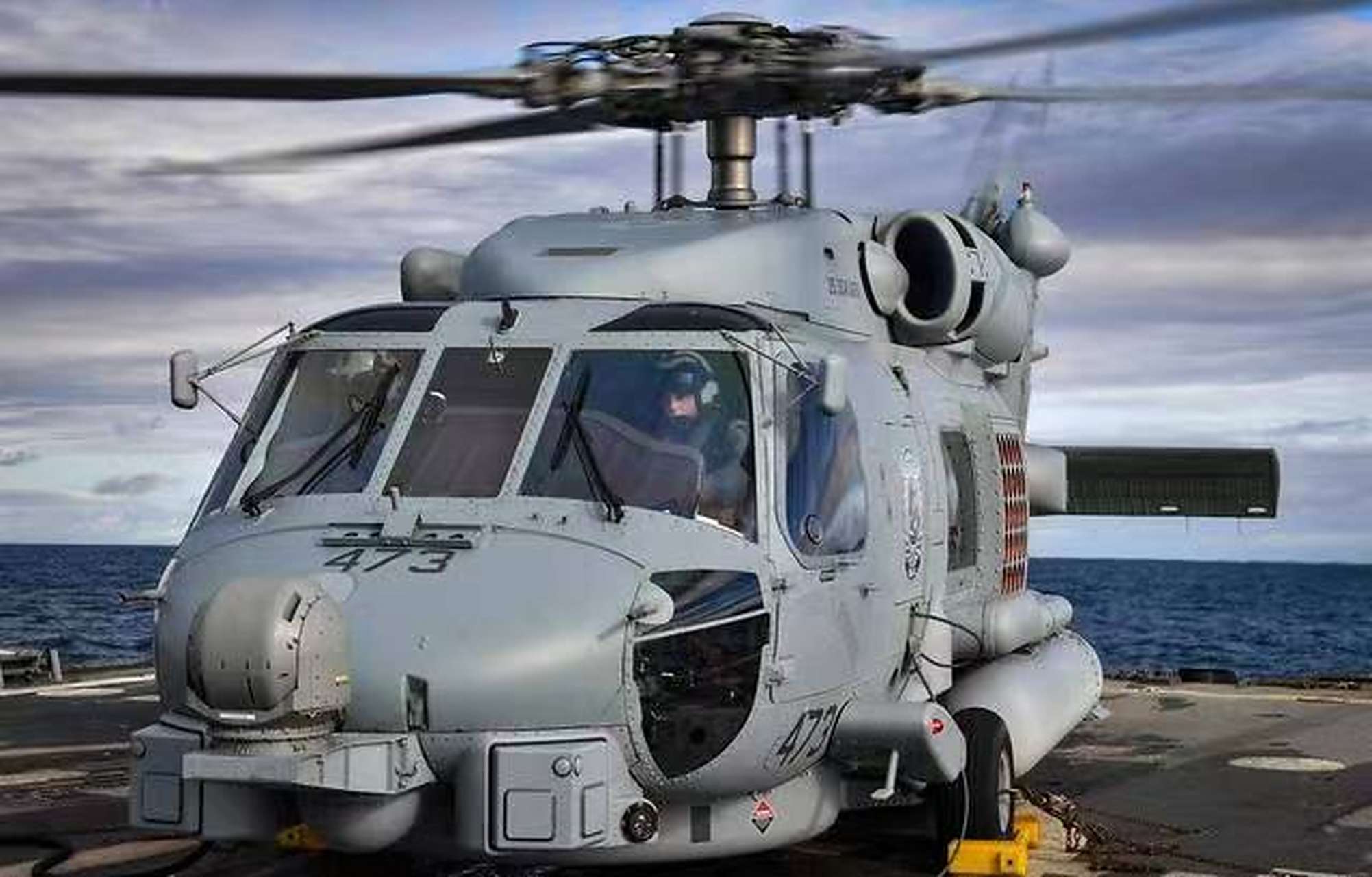 这是因为,直升机在起降时需要看清楚地面的障碍物和危险因素,干湿