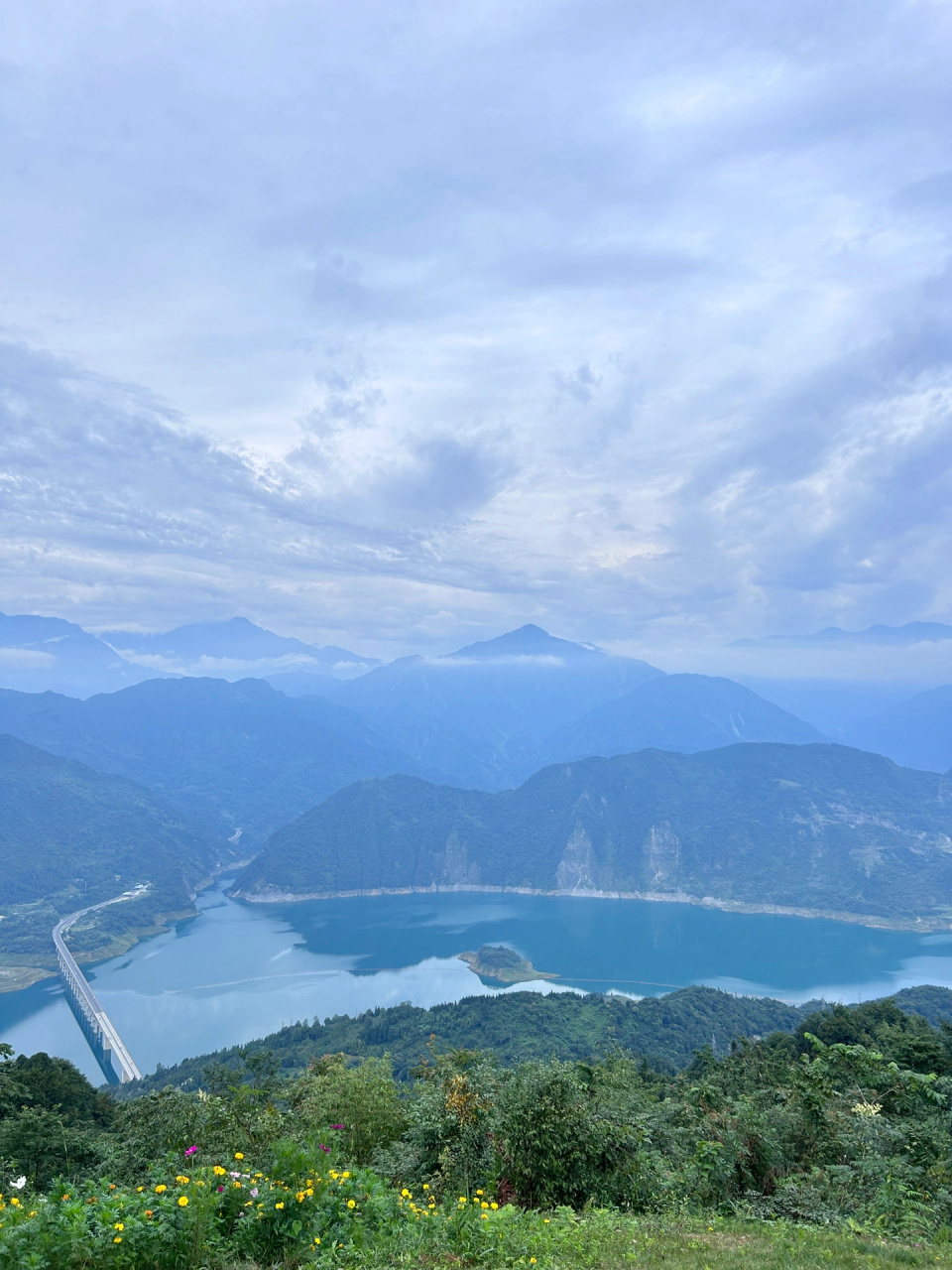 成都绝美山顶云华山:在花前停在云下留  向山行,在花前停 在云下留 河