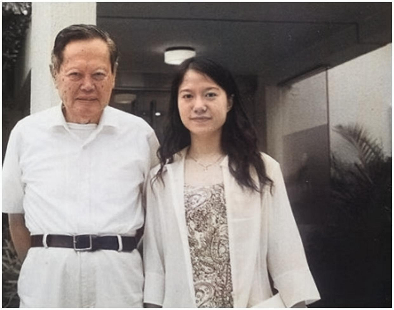 2022年拍摄的一张杨振宁与翁帆父母的合影,照片中的杨振宁已是百岁