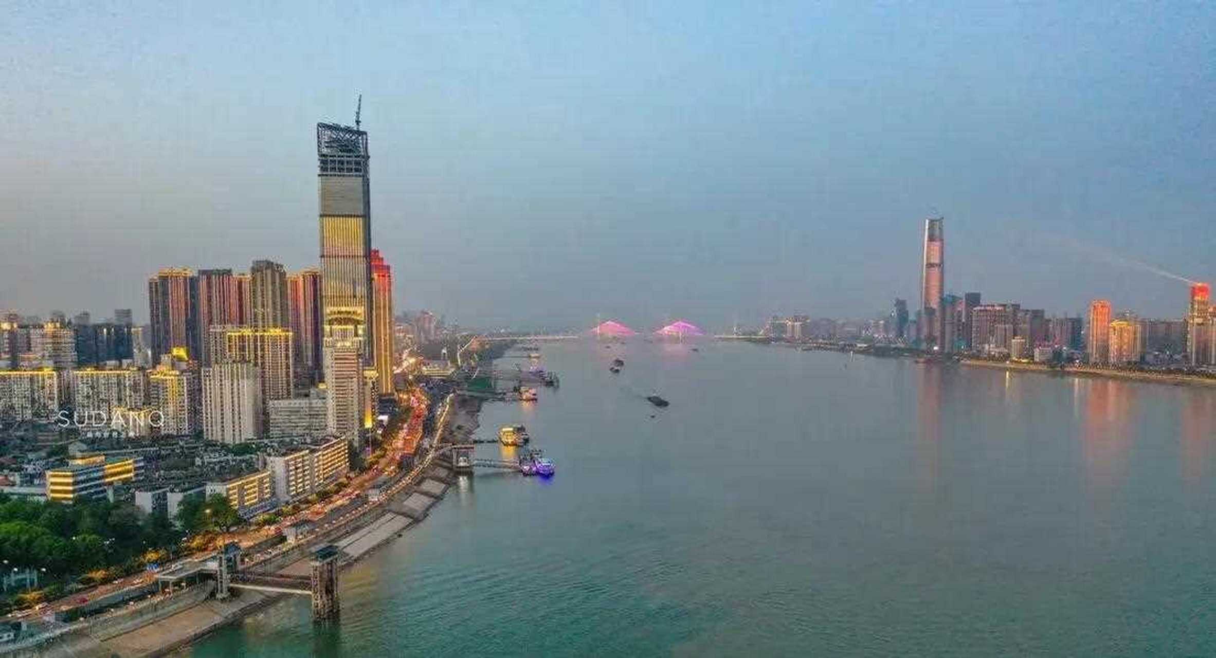 在一线准一线城市,焦虑是无处不在的,主要原因如下:[鄙视] 1.