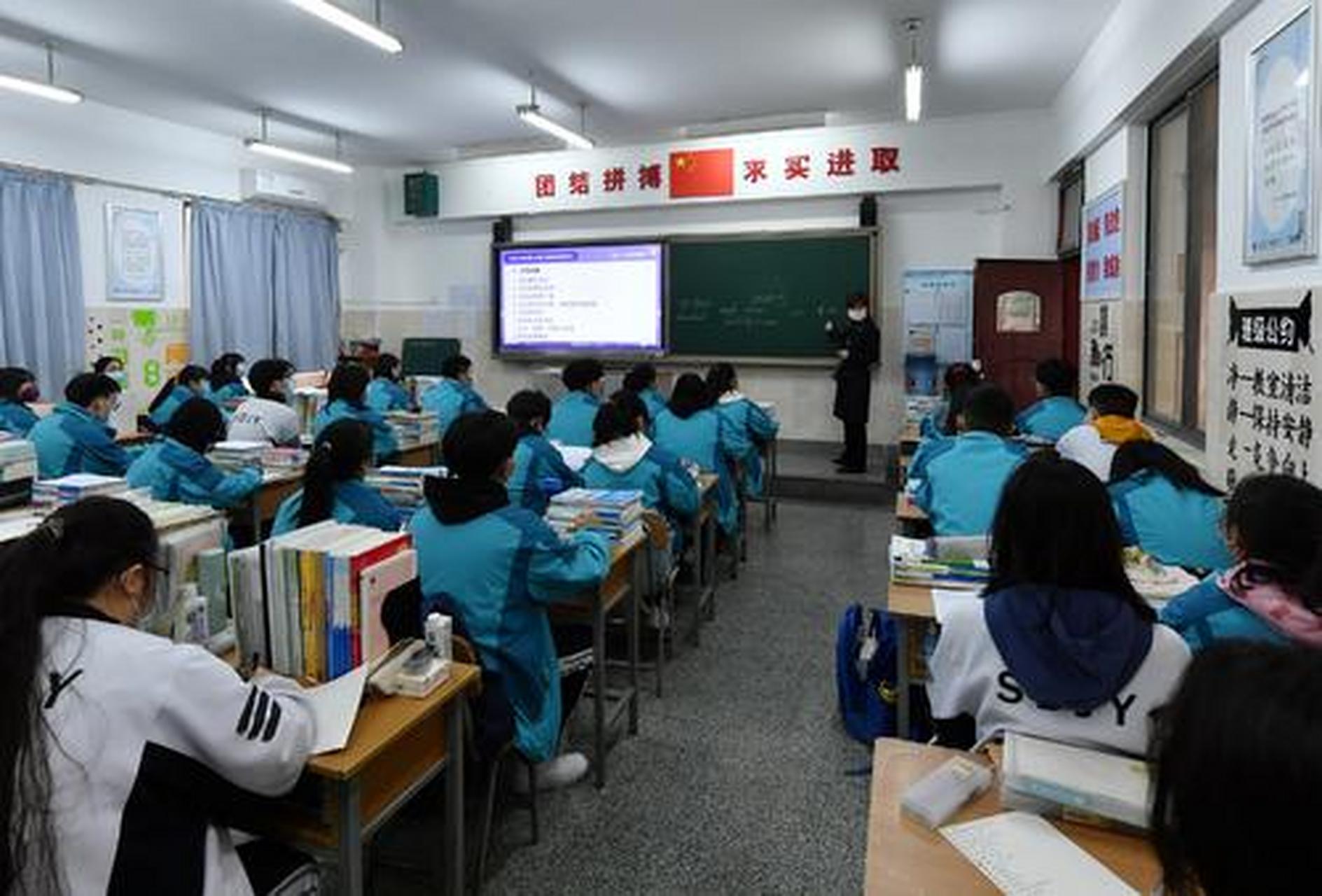 高中生站着上课,不为防瞌睡,原因如此尴尬 有天上课,发现有几个学生到