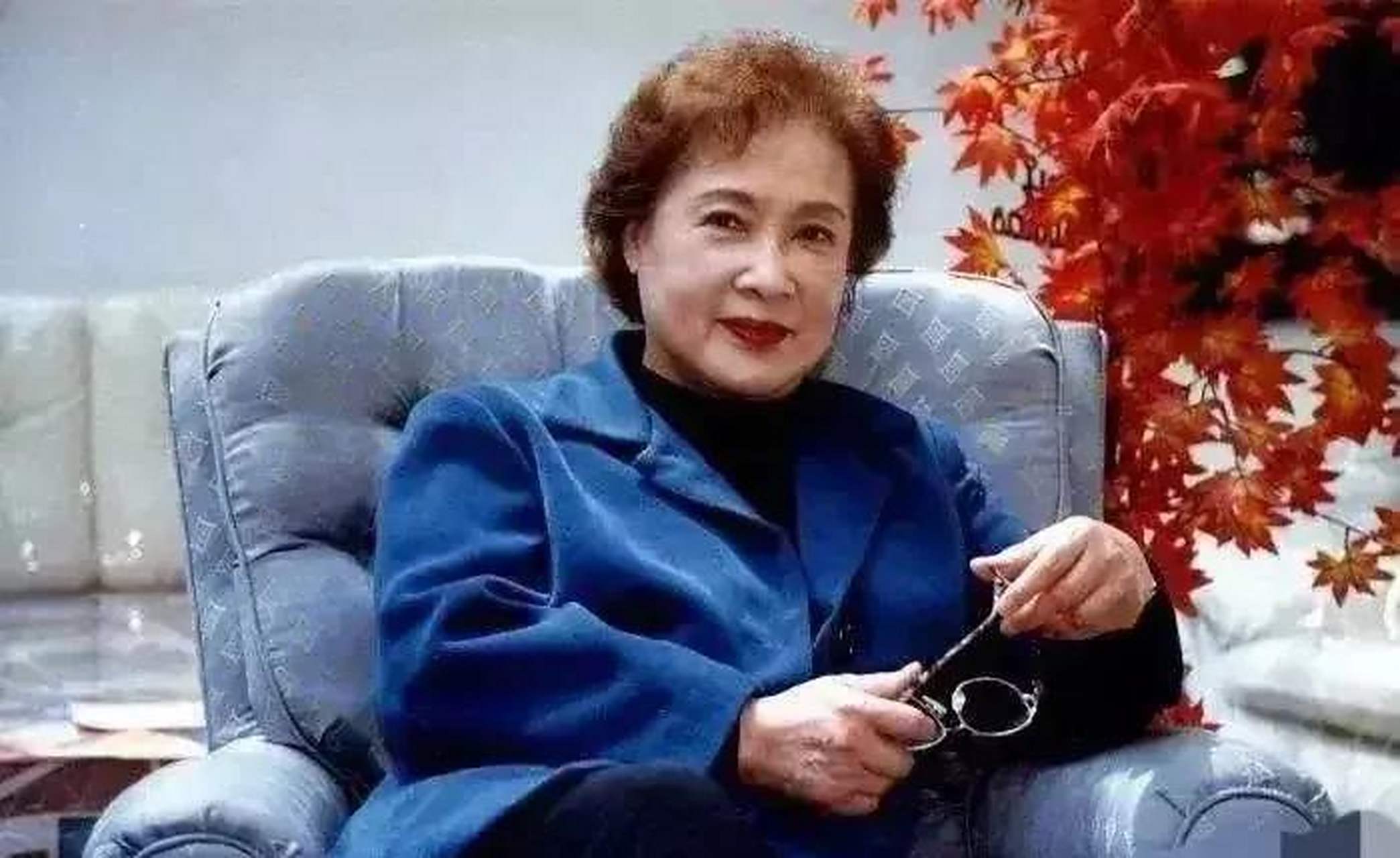 gif创作人# 秦怡携70多岁女儿金斐姮同框走红毯!