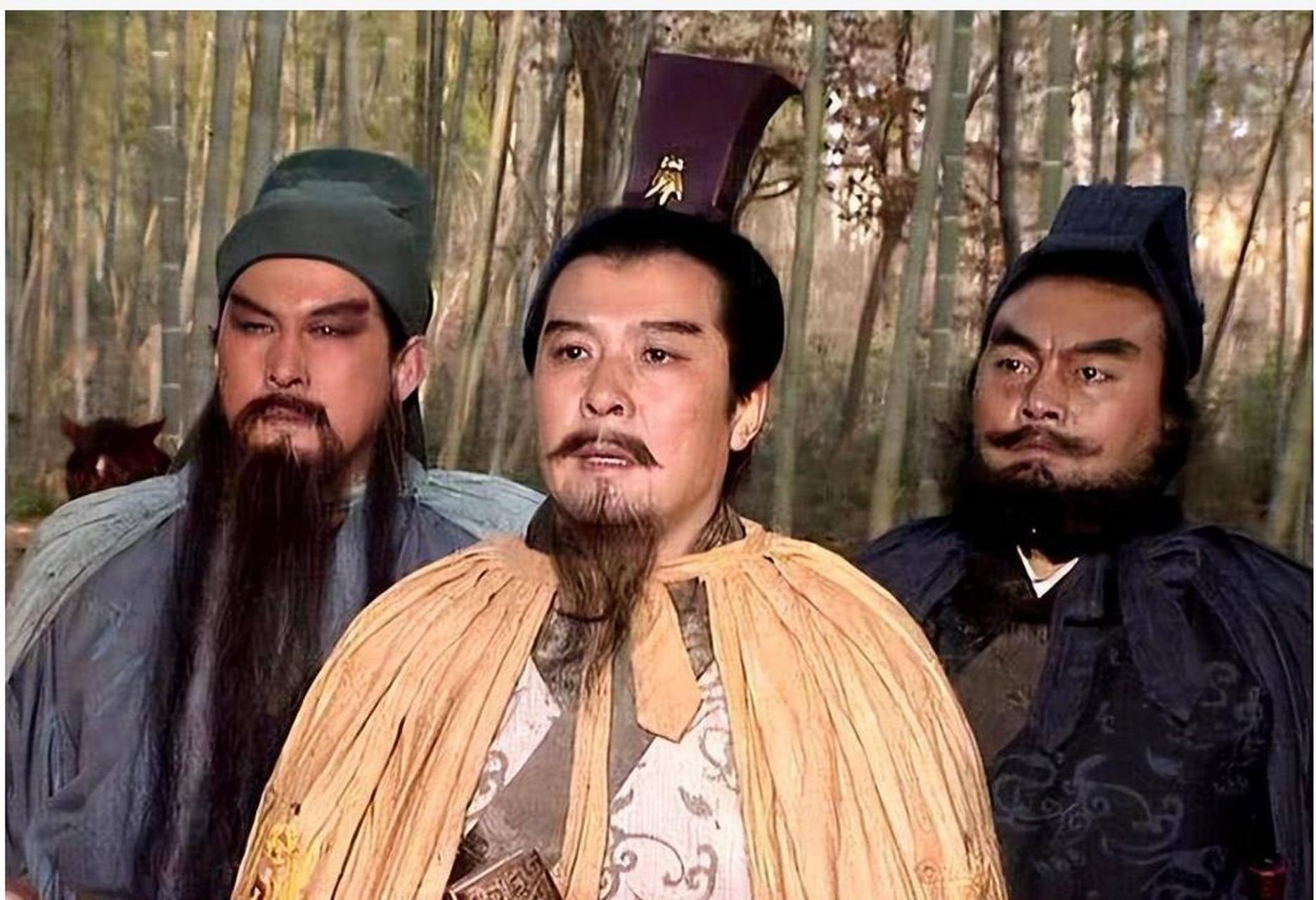 刘关张三人萍水相逢,但都有为国出力之心,所以一见如故,被张飞拉到